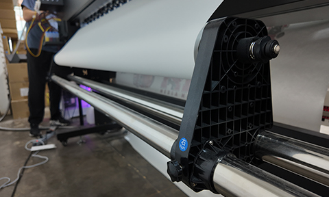 <strong>Film Roll Holder</strong><br />
Supports the film roll for smooth and stable feeding during operation.