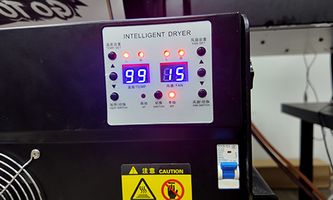 <strong>Intelligent Heating & Air Suction Control System</strong><br />
It is equipped with intelligent heating and air suction control buttons. The PID system regulates the heating temperature of the front, middle and rear sections, while the rotary knob adjusts suction fan power to stabilize material feeding and achieve smooth printing.<br />
&nbsp;