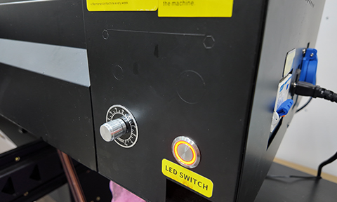 <strong>LED Light Switch and Speed Adjustment</strong><br />
Enables convenient control of the machine's LED lighting. Allows operators to adjust the operating speed according to production requirements.