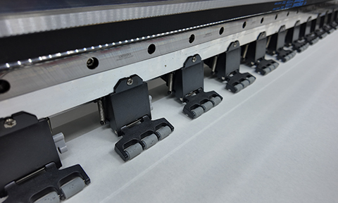 <strong>Pressure Roller</strong><br />
Helps maintain stable material contact and consistent pressure during feeding and processing.<br />
<br />
