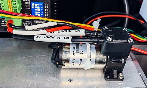 <strong>The white ink circulation pump</strong> circulates ink constantly to prevent sediment and reduce nozzle clogging.