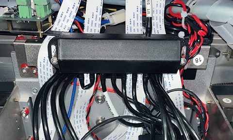 <strong>The white ink splitter</strong> evenly distributes ink flow for consistent white coating and stable printing performance.