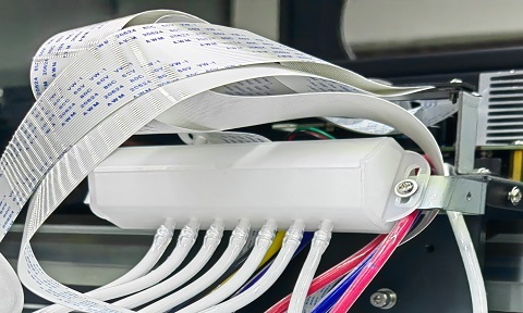 <strong>White Ink Splitter</strong> evenly distributes white ink to guarantee uniform white coating.<br />
&nbsp;