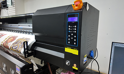 <strong>Touchscreen Control Panel</strong><br />
Provides convenient access to machine settings and operating parameters through an intuitive interface.
